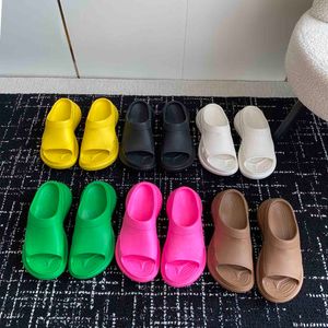 Nya gummi mulor tofflor glider sandaler lägenheter klackade platta plattform klackar kvinnors lyxdesigners kalla casual mode toppkvalitet skor fabrikskor