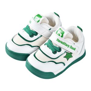 Первые ходьбы осенние детские обувь оптовые детские кроссовки для мальчиков повседневная одежда 1522 размера Маленькие девочки и 230812