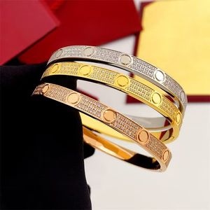 Designer di alta qualità Women's Titanium Steel Bracciale a tre fili Diamante, lussuosi regali di compleanno per uomini e feste femminili, braccialetto in stile europeo e americano