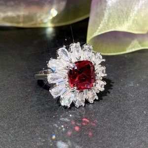 Anéis de cluster Princesa em forma de flor Red Cubic Zirconia noivado para mulheres Presente de aniversário de festa de festas de casamento