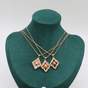 Novo projetado de 18k esmalte dourado verde escovado quatro colar de grama folha feminina diamante versátil diamante branco Fritillaria Chain Chain Designer Jewelry Ear-100741