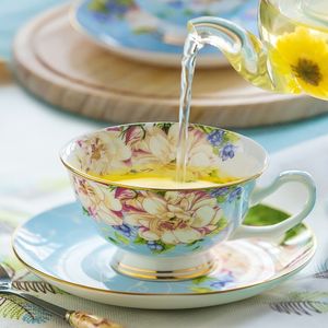 Muggar 220 ml Fine Bone China Vintage Tea Cup Set Craft With Saucer Porcelain Coffee Cafeteira och 230815