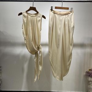 Arbetsklänningar Pre-Fall Suit-klänningen är en minimalistisk och rolig design med en asymmetrisk nederkant i väst i akut vinkel