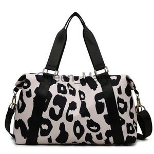 Duffel Bags Fashionable 2022 Ny reseväska Duffle Bag Women Leopard Big nylonväska Tote Handväskor Fitness Gym Bag Ladies Weekend Pink Bag J230815