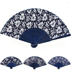 Decorative Figurines 1pcs Classical Flower Design Blue Fabric Hand Fan Chinese Style Dyed Bamboo Frame Wedding Party Favor Random Pattern