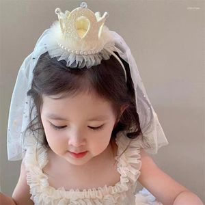 Bridal Welle Cute Princess Tiaras z welonową fryzurą.