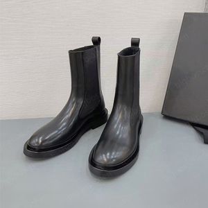Svart platt lågklackat Chelsea Ankle Boots Leather Fashion Martin Combat Booties för Girl Women Designer Shoes Factory