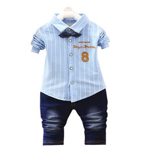 Kläderuppsättningar Set modebrev broderad randig skjorta jacka jeans fluga tie tillbehör baby 1 4 ålder pojkar kvalitet barnkläder 230814