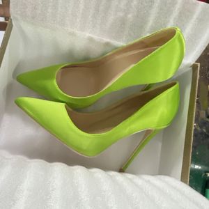 Однотонные флюоресцентно-зеленые классические подошвы, женские атласные туфли с острым носком 8 см, 10 см, 12 см, туфли на высоком каблуке с красной подошвой, свадебные туфли для подружек невесты, элегантные туфли-лодочки на шпильке, большие размеры