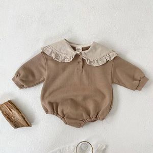 Rompers bahar sonbahar doğumlu kıyafetler ins ins erkek kız bebek basit rahat uzun kollu bodysuit bebek pamuk moda katı onesie 230815