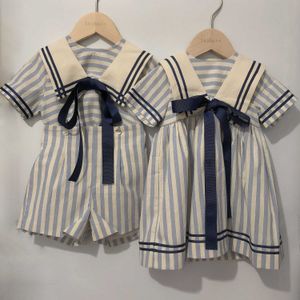 Kleidungssets Kinder Boutique Kleidung Jungen Mädchen Kurzarm Blau Gestreift Marine Krawatte Set Vintage Baumwolle Geschwister Outfit Geburtstagskleid