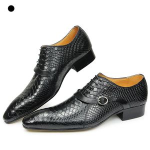 Vestido sapatos de renda masculina up formal moderno oxford oxfords cobra padrão de couro dança de couro working metal fivela decorar 230814