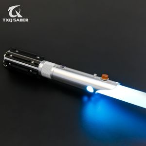 LED Light Sticks Txqsaber Schweres Lichtschwert glattes Swing -Laserschwert 12 Farben Wechseln Metallgriff mit 16 Sounds Cosplay Dueliing Kinder Spielzeug 230814