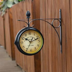 Wanduhren Uhr Wall Retro doppelte dekorseitig aufeinanderhänge Uhren Vintage Eisen Haus im Freien Rundstation Großer rustikaler Garten Digitaler Zug 230814