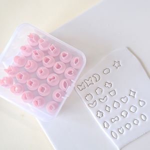 Acrylplastik Lucite 25pcs/Los Weiche Keramik Schneidemutzblüten Schmetterlingsmuster Ton Polymer prägen handgemachtes DIY Ohrring Schmuck Anhänger Making 230814