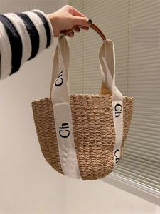 Woody Designer Tote Bag Luxury Handväska Högkvalitativ berömd bekväm bär Lätt koppling Rand utomhus Shopping Crossbody Straw Bags Woven Stripe XB015 C23