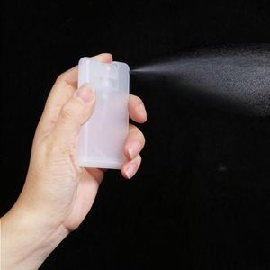 Mini disinfettante per le mani bianco nero satinato da 20 ml Profumo tascabile Flacone spray per carta di credito personalizzato con il tuo logo Herwa