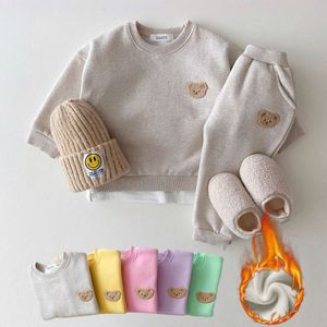 Clothing Sets Korean Baby Boys Winter Clothes Sets Warm Bear Velvet Pullover Sweatshirt TopsHarem Pants Suits 2pcs Girls Fleece Lined Clothes 230814