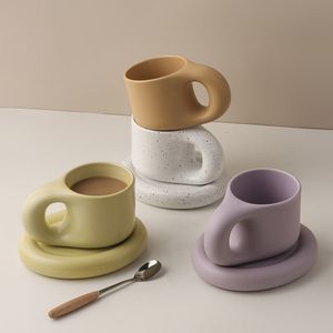 Tazze da 300 ml di maniglia grassa fatta a mano e piastra ovale personalizzata tazza di tazza di ceramica piattino per la torta di latte da tè da tè decorazioni per la casa nordica 230815