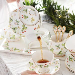 Tassen European Bone China Kaffeetasse Set Einfache Haushalt kreative Blumenmuster Serie Nachmittag Tee English Pot Birthday Geschenk 230815