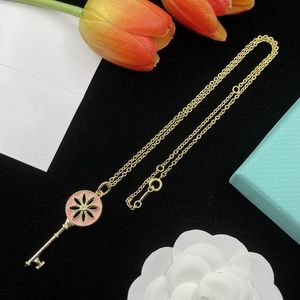 2023 härlig söt hänge halsband Långt guld tunn rostfritt stålkedja blomma rosa nyckel design kvinnor halsband med dammväska och låda