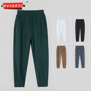 Calça masculina seda de gelo de verão para homens finos lixar pernas largas cortes de moda