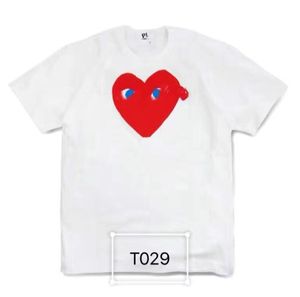 Play Men's Camisetas Moda Mens Play T Designer Red Heart Shirt Commes Casual Mulheres Camisas Des Badge Garcons High Quanlity Camisetas Algodão Bordado A15