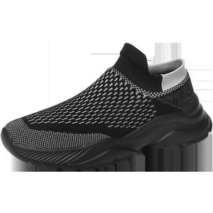 Yeni yürüyüş moda tasarımcısı erkek ayakkabıları yaz nefes alabilen sinek çorap ayakkabı örtüleri örgü yüzey gündelik koşu ayakkabıları yarış ayakkabıları ve erkek ayakkabıları