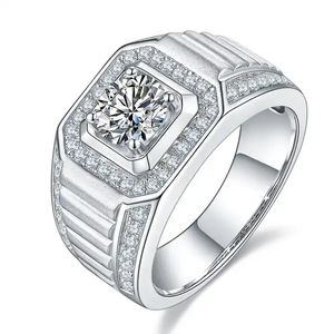 Mężczyzna 1,0 ct moissanite d vvs1 Silver Moissanite Wedding Pierdzież atmosferyczna Zmiażdżona Pierścień Ice Modna Moda W szeroka powierzchnia Inkrustowana moissanite Pierścień biżuterii