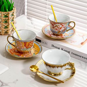 Tassen Europäischer Stil verfolgen goldene Kaffeetasse und Untertasse mit Löffel Tee -Set -Gerichten Keramikgeschenk für Freund 230815