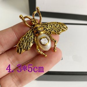 Luxury Brand Designer Double Letter Pins Brooches Women Bee Pearl Crysatl Pearl Rhinestone Cape Buckle Brooch Suit Pin Wedding Party Jewerlry Accessories Gift C189