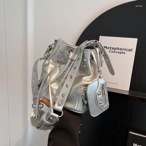 Euramerican Punk Niet Eimerbeutel Frauen Modehandtaschen PU Draw String Schulterkreuzkörper täglich