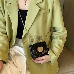 Cross Body Small Bag Women's Trend Love Lacquer Leather Small Square Bag Fashion Chain One Shoulder Crossbody Bag Versatile Mini Lipstick Bag caitlin_fashion_bags