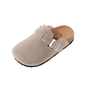 Slipper barn tofflor flickor kork barn skor hemskor baby pojkar mode mocka casual sandaler vår sommaren 230815