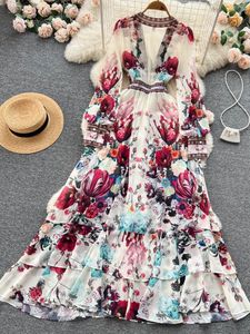 Grundlegende Freizeitkleider Fashion Runway Wunderschönes Blumen-Chiffon-Kleid mit kaskadierenden Rüschen für Damen, tiefer V-Ausschnitt, lange Ärmel, Blumendruck, Boho-Robe