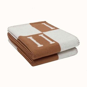 毛布2021レターカシミアデザイナーブランケットソフトウールスカーフショールポータブル暖かさの肥厚格子縞のソファベッドフリースニットドロップDHH4E