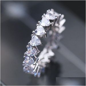 Com pedras laterais Design de luxo Sparkling Diamond noivado anel de noivado elegante de 4 mm de coração redondo quadrado cúbico zircônia pavimentada 925 jóias de Sier Dhhtj