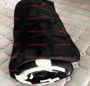 Black White Throw Coperte 2023 Lettere Cashmere Designer coperta morbida Scialcina di lana scialle portatile calore portatile divano plaid Pleece Coppata a maglia HT6502518