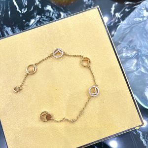 Design del nuovo designer Designer Bracciale d'oro per donne Luxuria F Bracciale fiore Bracciale femminile Regali di gioielli di moda CHD2308165-6 Superka