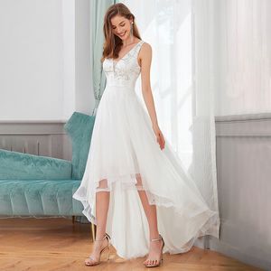 プラスサイズの白いレースの花嫁ドレス