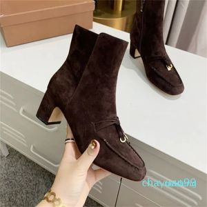 Designerinnen Frauen -Knöchelstiefel Mode Wildleder Leder Tasell Frauen kurzer Stiefel Runway Outfit Chunky High Heels Party Kleider Booties Herbst Winter