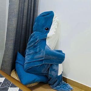 Filtar Cartoon Shark Sleeping Bag Flannel Shark Wearable Filt Cute Animal Tail Hoodie Home Office Multiuse Tupplur för barn Vuxen 230816