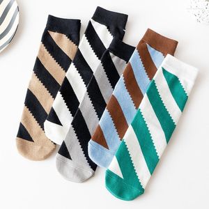 Kadın SOCKS 1 Çift Kadın Moda Geometrik Desen Çizgili Pamuk Sonbahar Sokak Giyim Harajuku Komik Noel Hediyesi