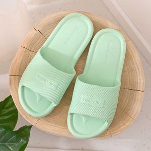 Tofflor Nya tofflor Kvinnor Summer Flip Flops inomhus hus par hem badrum icke-halk mjuk tidvattnet slitage tofflor platta skor