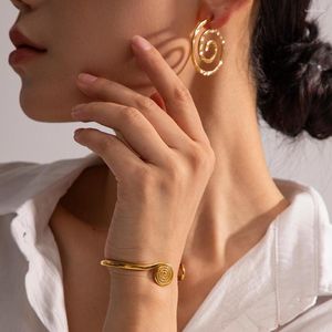 Bangle Trendy Individualidade 18K Gold Circle Swirl Padrão de Bracelets de aço inoxidável assimétrico Ladies Brazalete Mujer