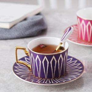 Mugs Creative Teapot Bone China Coffee Cup Mug Saucer Set Handpainted Striped Ceramic English Afternoon Tea Drinking 230815