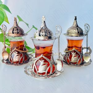 Canecas Tulip Hollow Metal Glass Turkish Coffee Cups Court Court Copo com colher de prato de açúcar Conjunto de chá da tarde 230815