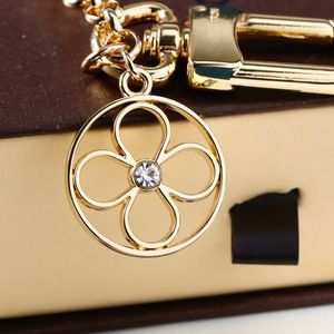Womens Designer Classic Portable Car Keychain Gold Letter Diamond Pendant Flower Shaped Decorative Accessories Lovers Bag Accessories Gift