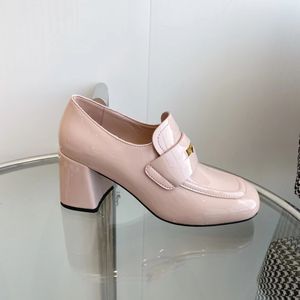 2023 Toppkvalitet Womens Dress Shoes Black Pink Lacquer Leather Sexy Dress Business Luxury Casual Shoes Designer Sandaler 35-40