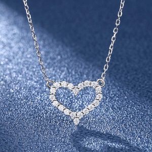 Designermärke S925 Sterling Silver Mosang Diamond Halsband Kvinnor TIFFAYS smycken Små och lyxig kärlekssten Pendant Kolkedja